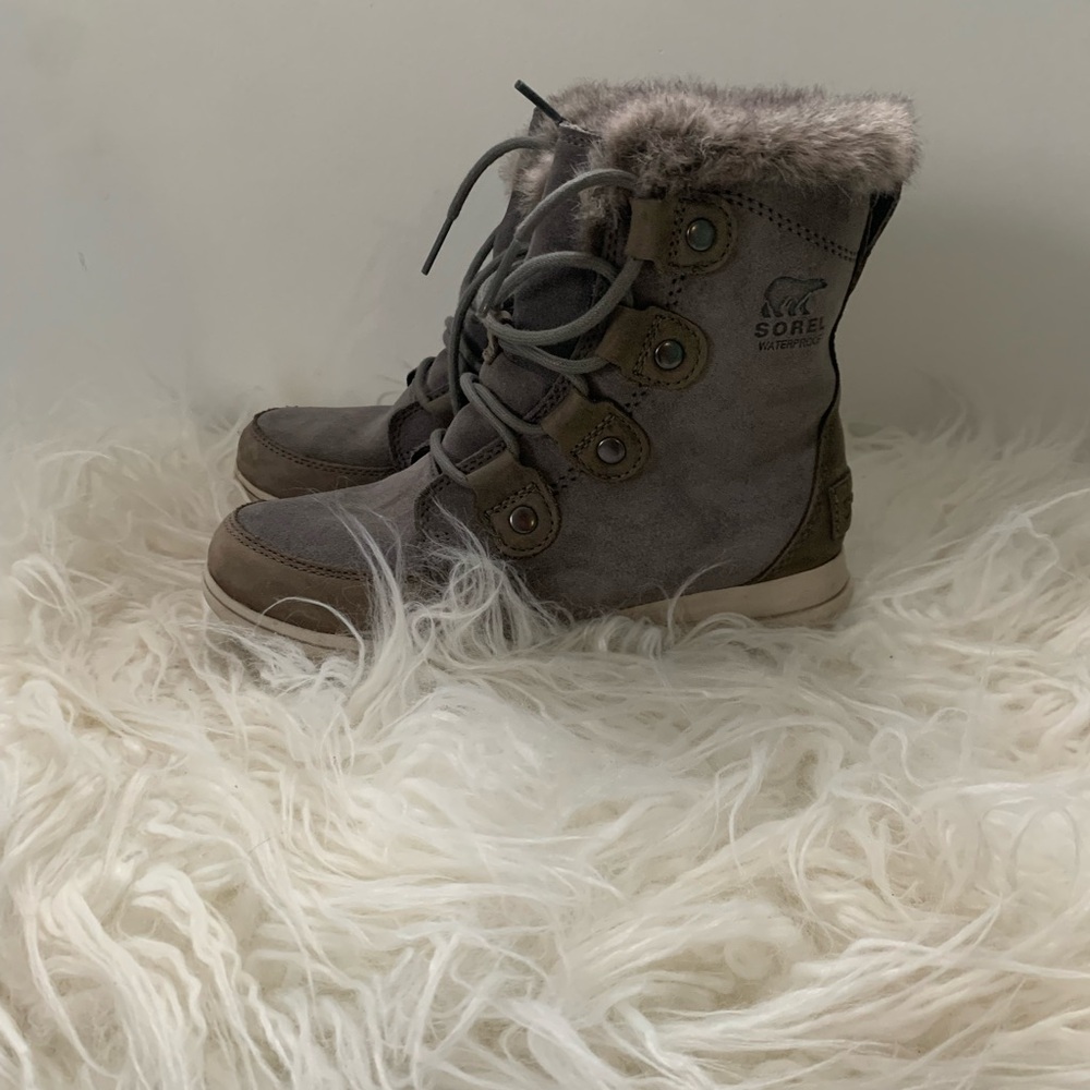 Almost new SOREL grey winter boots